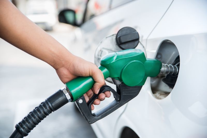 Primer plano de una persona poniendo gasolina a su coche.