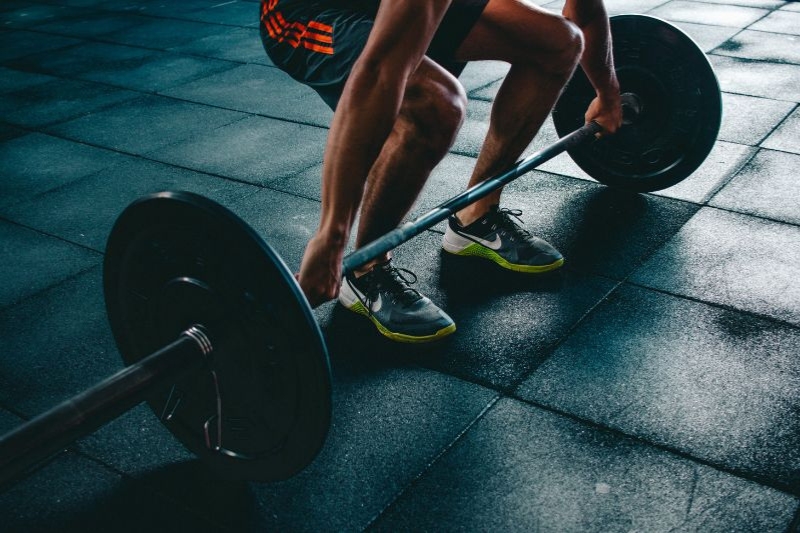 Un deportista hace ejercicio de fuerza en un gimnasio